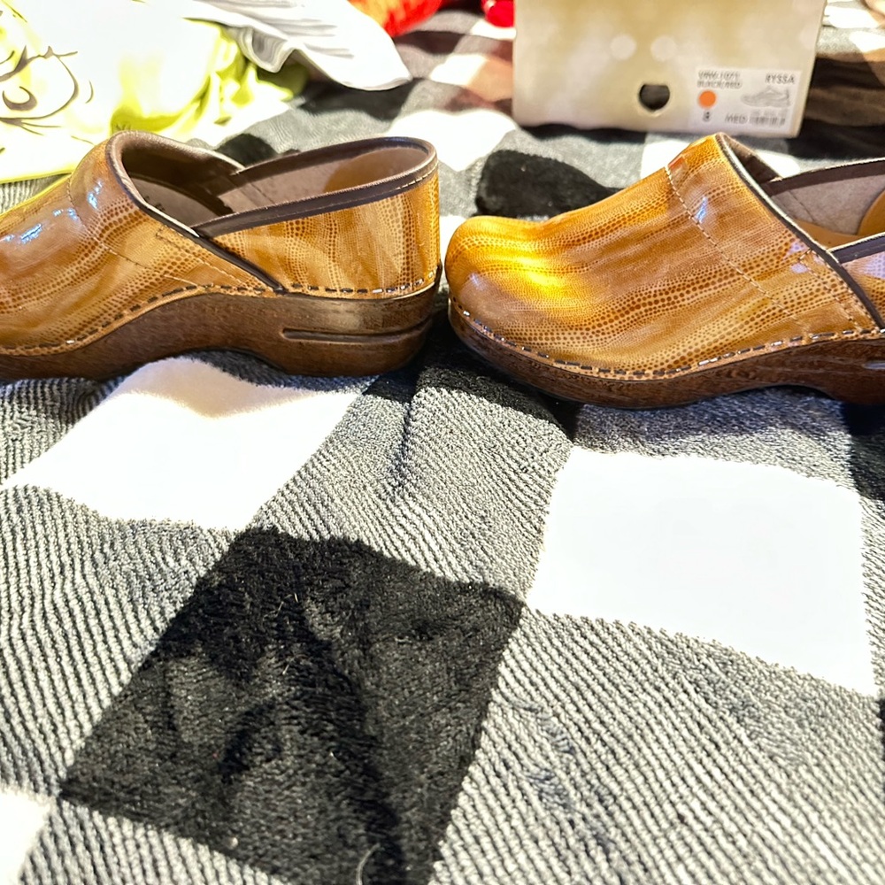 Women’s Dansko clogs - gently worn - Picture 3 of 9